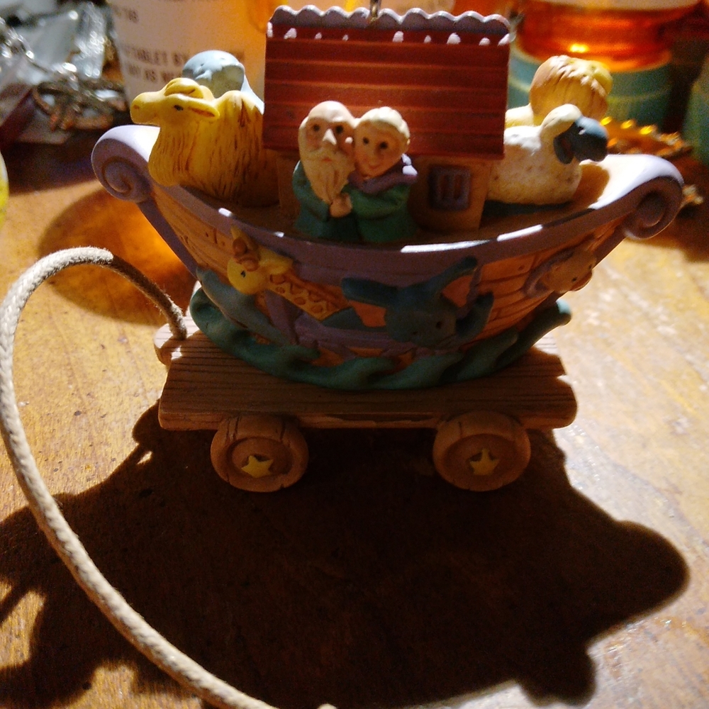 ON SALE! Noahs ark Hallmark Cards Inc. 2000 Christmas ornament collectable